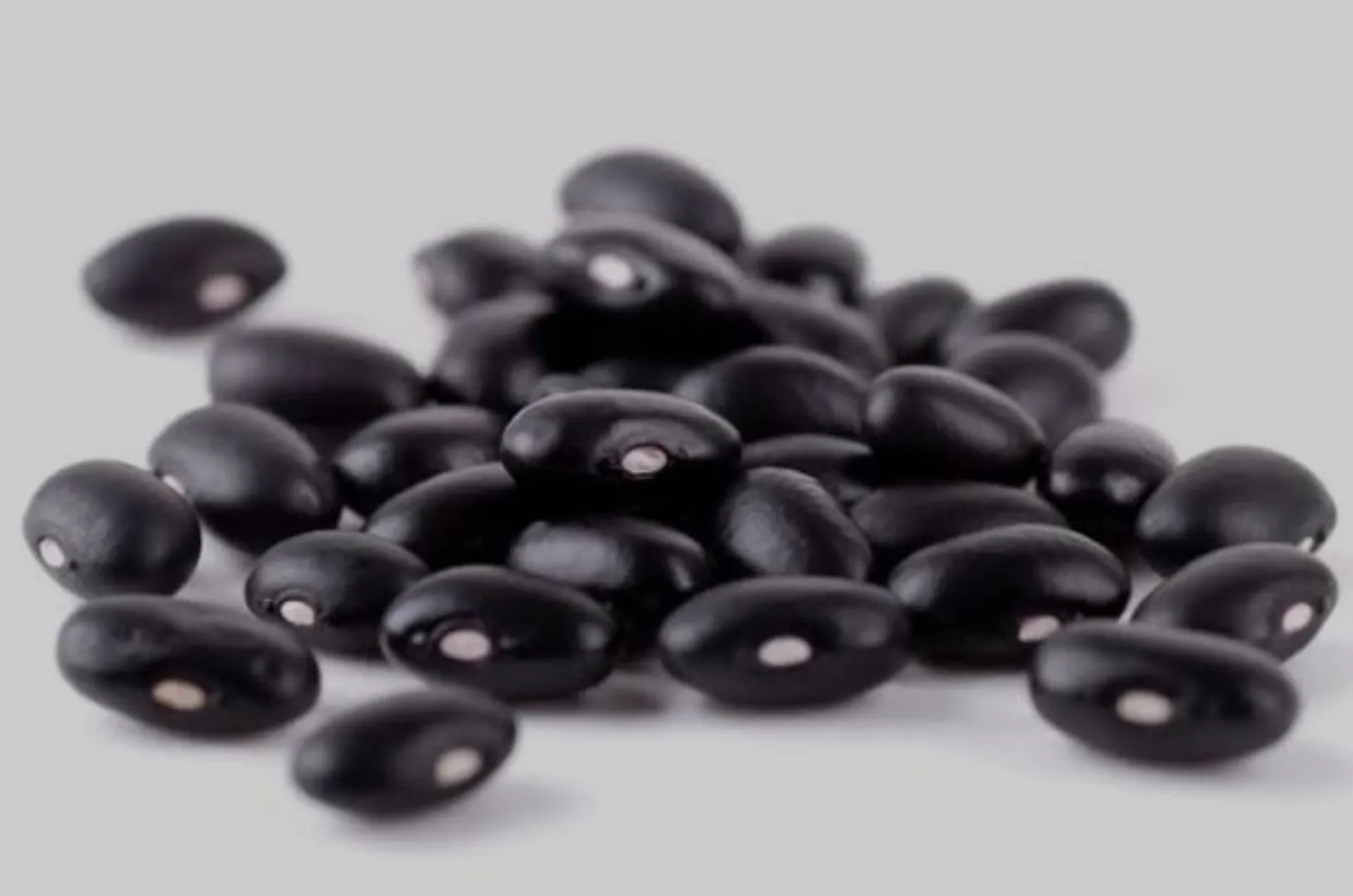 Black Beans: Packed with protein, fiber, and anthocyanins, black beans support heart health and provide antioxidant and anti-inflammatory benefits.